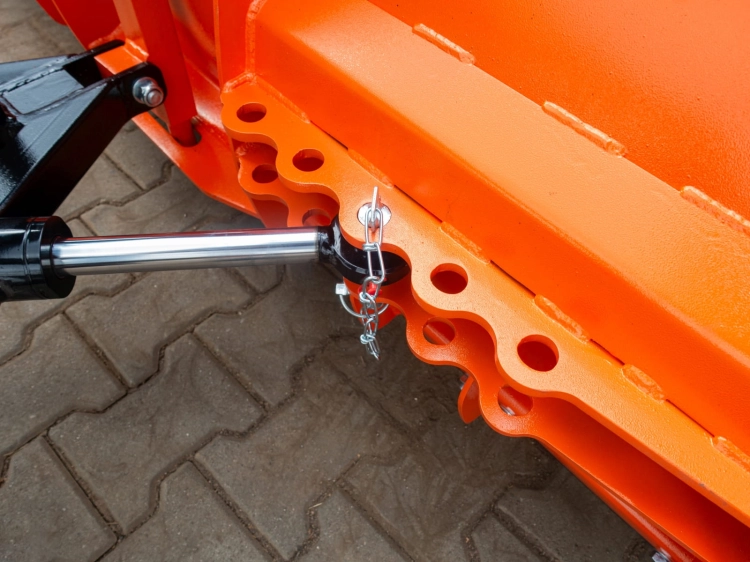 plug-sniezny-na-tuz-tur-euroramke-200cm-ral2004-8.jpg